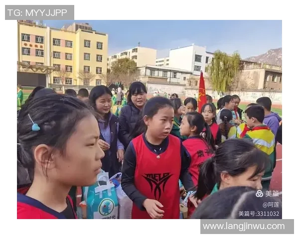 小女孩的篮球梦在阳光下飞扬她用热情和努力书写自己的传奇